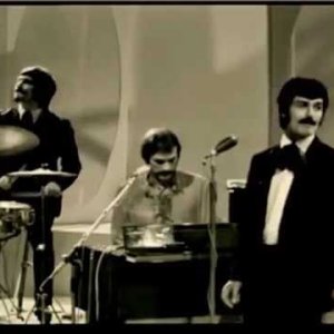 POP+BEAT+PSYCHEDELIC+ROCK+FLOWER POWER+LIVE: The Moody Blues - Dr. Livingstone + Ride my See-Saw (Live On ORTF: "Carte D'or" French TV 1968)