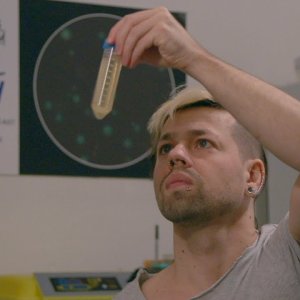 BIO+BODY-HACKER+DO-IT-YOURSELF+CYBORG: DIY Biohackers Are Editing Genes in Garages and Kitchens (US 2017)