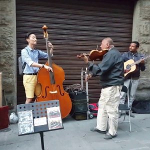 Swingende Stassen Musikanten in Florenz & Tourist aus Korea - Autumn Leaves (IT 2015)